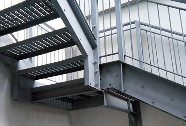Carpenteria Eurotest - progettiamo e posiamo in opera scale di sicurezza e scale anti incendio civile e industriale. Operiamo in tutta la Lombardia: Milano, Bergamo, Brescia, Como, Cremona, Lecco, Lodi, Mantova, Monza e Brianza